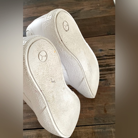 Puma Leather tennis shoes. - Picture 3 of 7